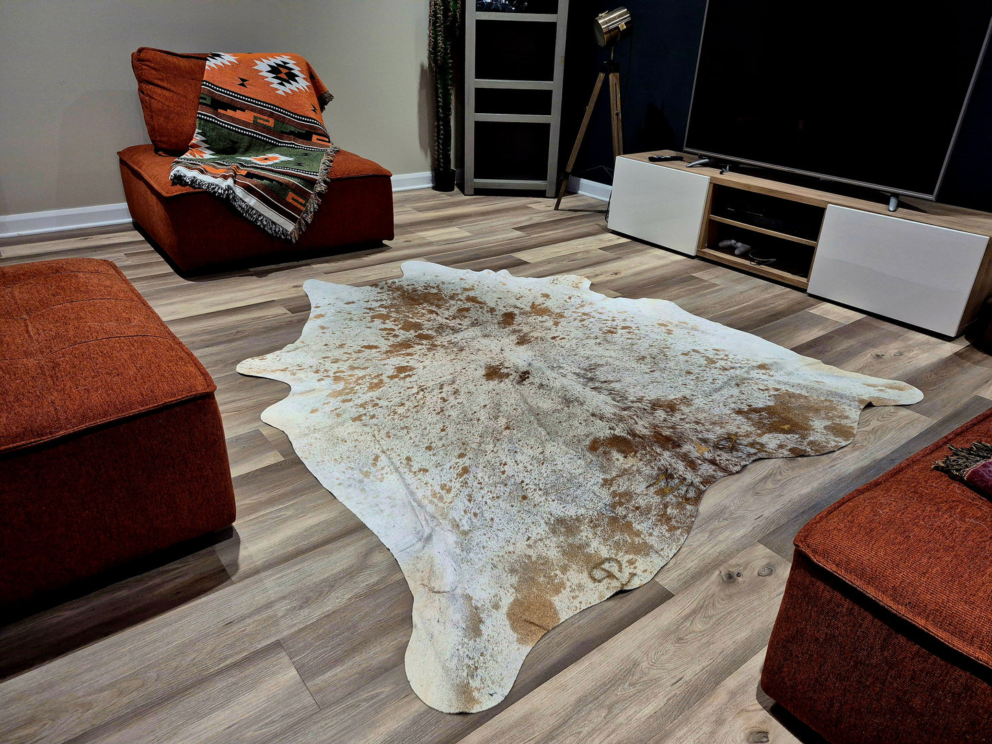 Tapis en peau de vache 6'8" x 5'10" (R#56)